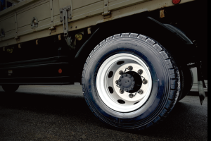 ナットチェッカー タイヤ脱落事故防止 トラック装着画像 チェックリンク比較