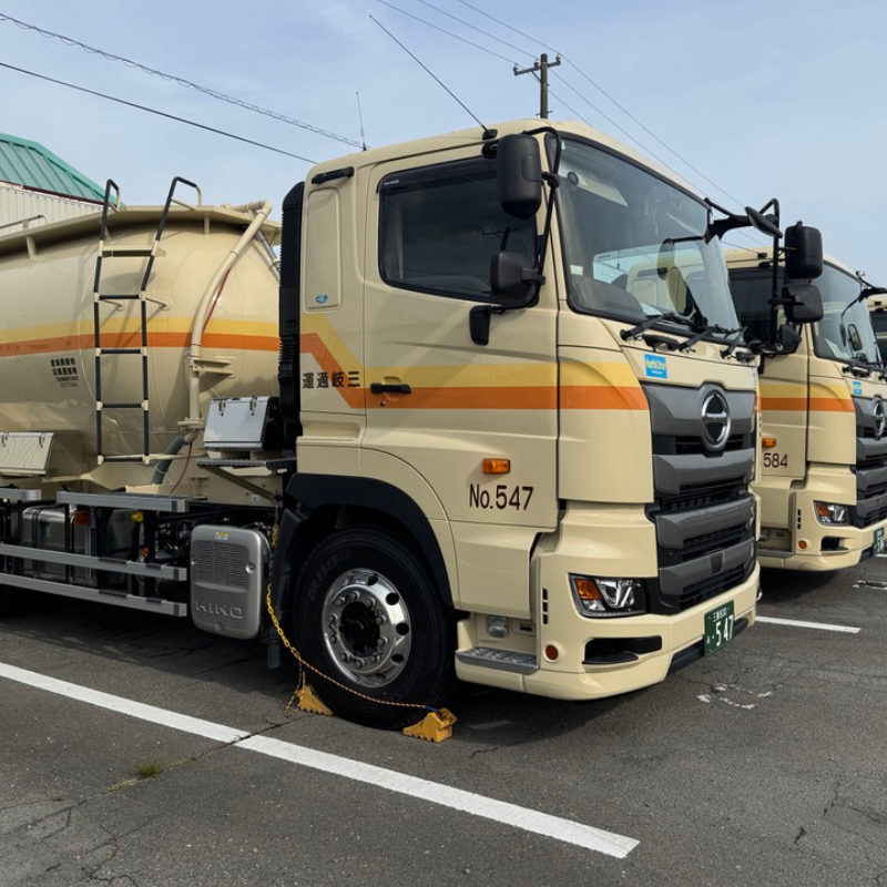 運送会社へのナットチェッカー導入事例。大型タンクローリーに装着されたタイヤ脱落防止対策品の様子。