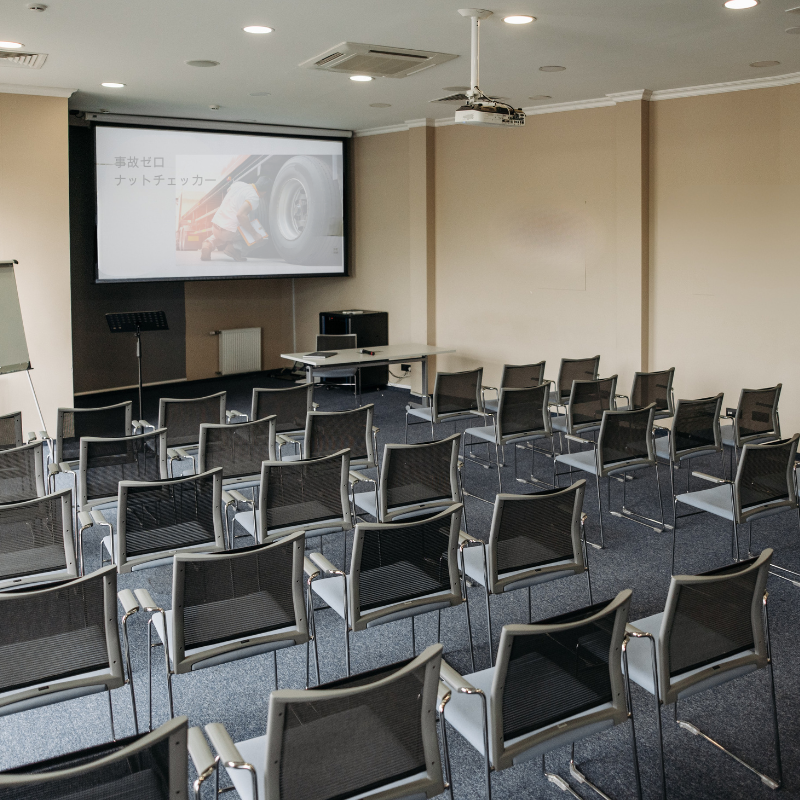 トラックドライバー運行管理者向けの安全教育。教育だけでは防げないタイヤ脱落事故を、ナットチェッカーで仕組み化して防止。