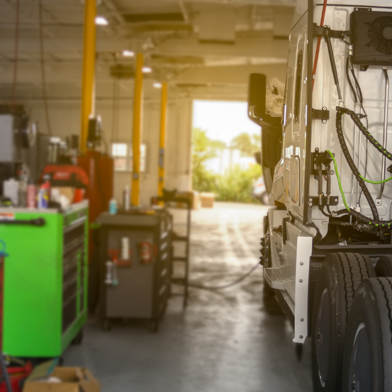 整備工場に任せきりの運行管理の様子。整備業者や点検業者に頼らず、タイヤ脱落防止のためにナットチェッカーを導入するメリット。