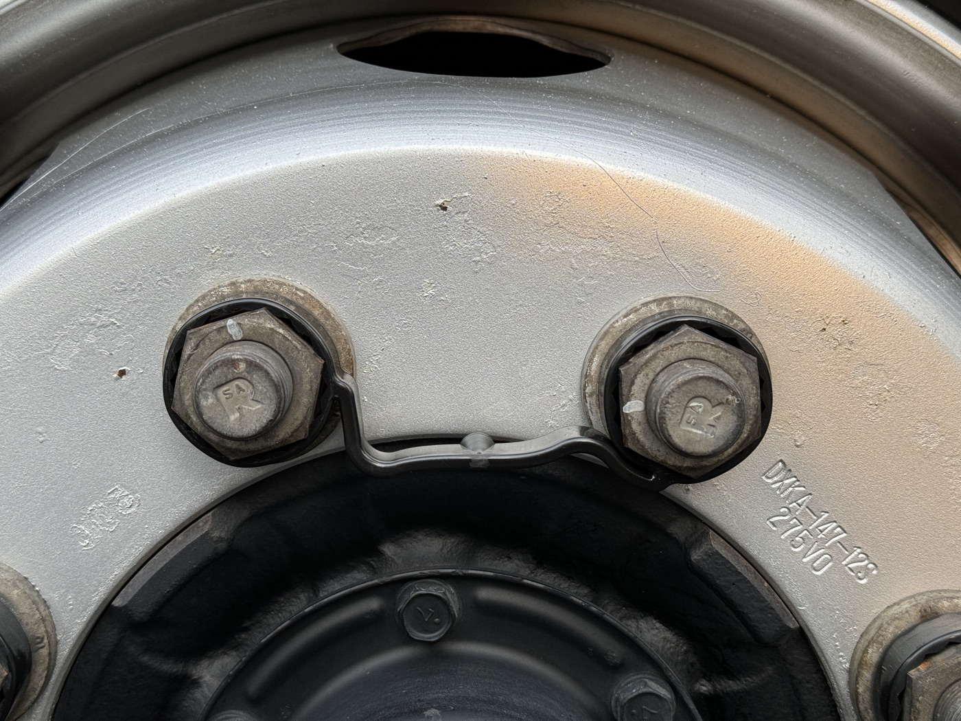 ホイールナットに沿って装着したナットチェッカーの確認写真