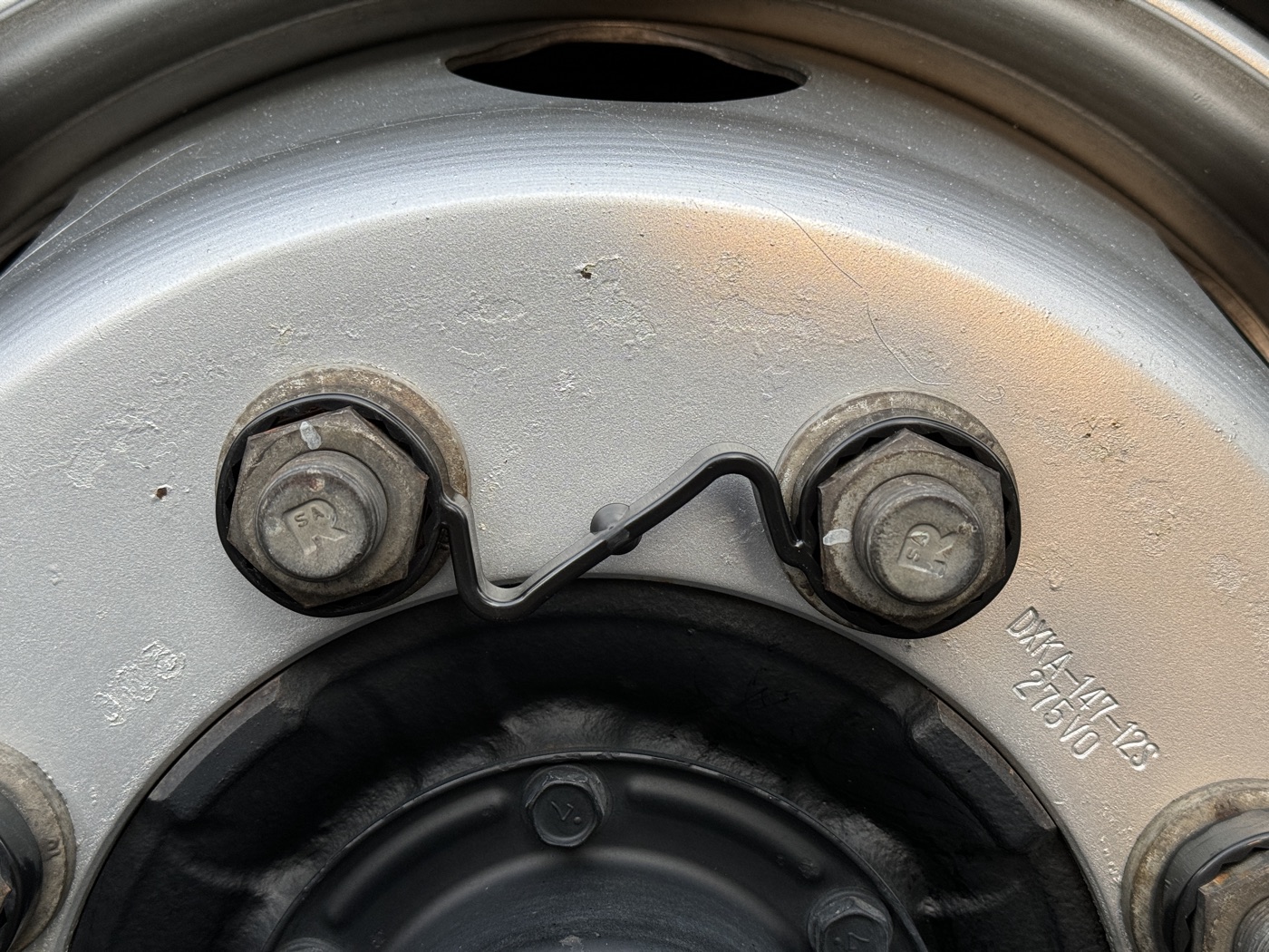 ホイールナットに装着したナットチェッカーのアップ写真