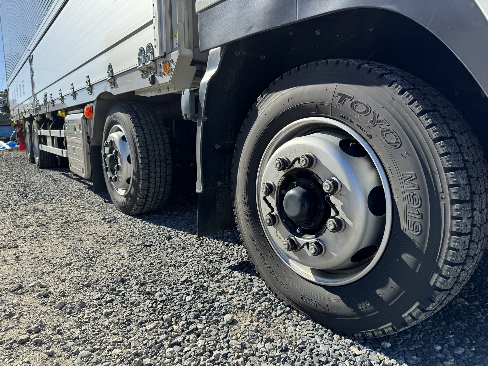 装着車両のホイールに取り付けたナットチェッカーの全体写真